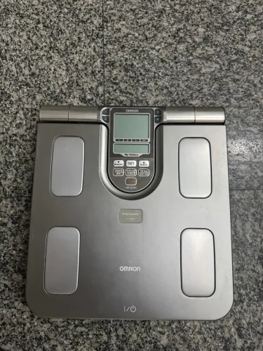 Balança de bioimpedância omron
