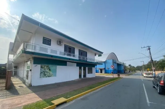 SALA COMERCIAL DE ESQUINA COM 200m² NO CENTRO DE ARAQUARI