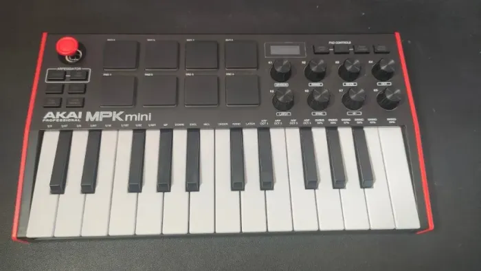 Controlador MIDI Akai MPK Mini MK3 (25 Teclas / 8 Pads) - Excelente Estado