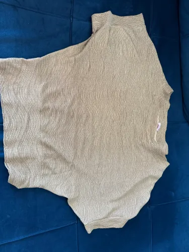 Blusa dourada manga morcego
