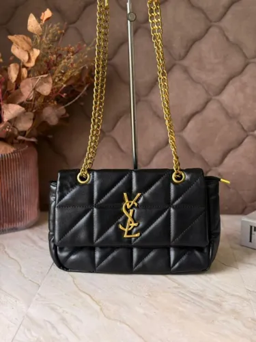 Bolsa Feminina Transversal Matelassê Preta com Corrente Dourada