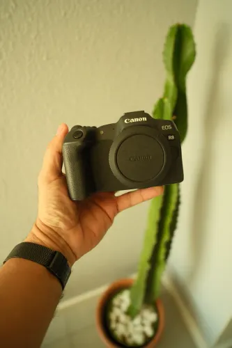 Camera Eos R8