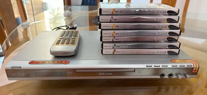 Vendo karaokê e dvd com pontuação, + 2 microfones e vários CDS de músicas diversas .