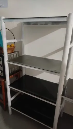 Estante de ferro com vidro fumê 