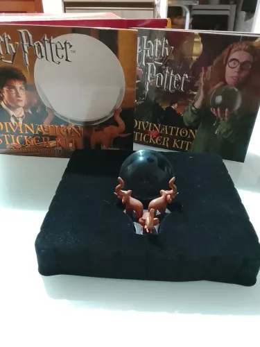 kit colecionável oficial da franquia Harry Potter bola de cristal com suporte( importado)