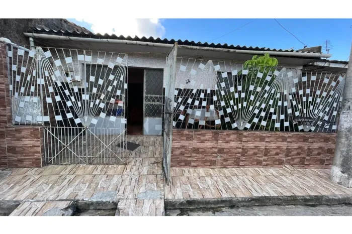 CASA COM 2 QUARTOS E SUITE NO JACINTINHO