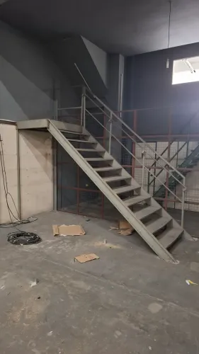 Escada Metálica Industrial com Plataforma - 2,45m de Altura