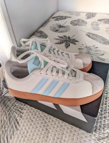 Tênis novíssimo Adidas 34