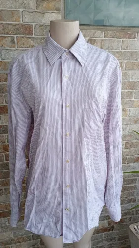 Camisa masculina listrada Lacoste.