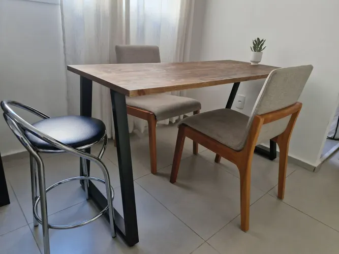 Mesa com 2 cadeiras e banqueta