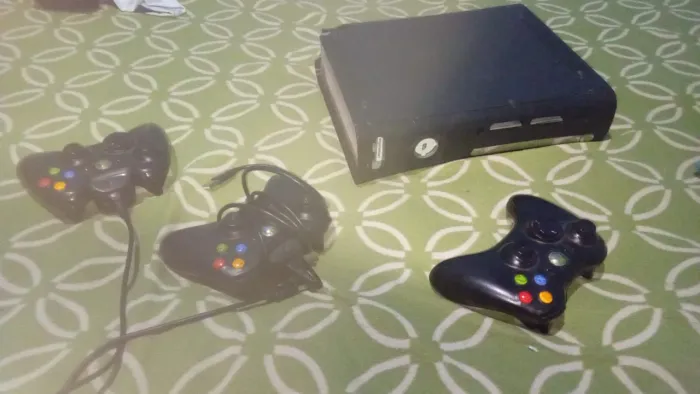 Xbox 360 em ótimo estado, funcionando perfeitamente. Acompanha controle. Chame no chat!