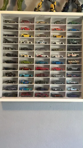 60 hot wheels + estante com acrílico