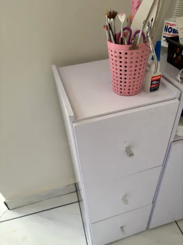 Mesa e armário 