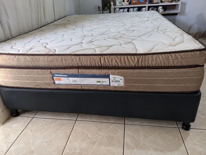 Cama mais colchão tamanho Queen ( entrego sem taxa dependendo da distância)
