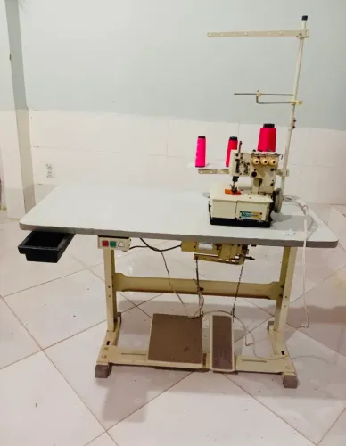 Vende-se Máquina de Costurar Galoneira