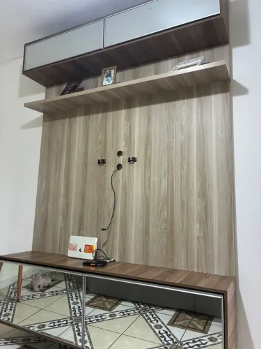 Painel e rack com acabamento de vidro em MDF em excelente estado.