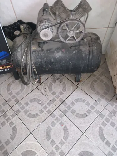 Vende-se um compressor de 300 libras precinho chama no WhatsApp *