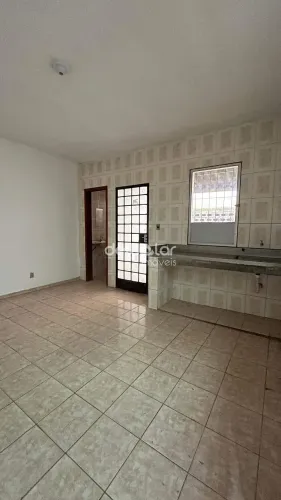 Casa com 2 quartos, 1 vaga e área de serviço externa para locação, Candelária, Belo Horizo