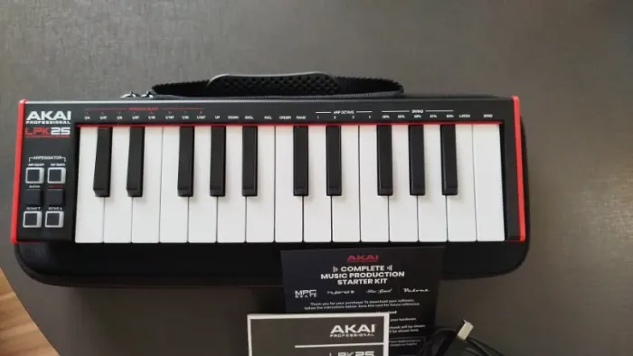 Controlador Midi Akai LPK25 MK2 + Case Rígido + Cabo Original 