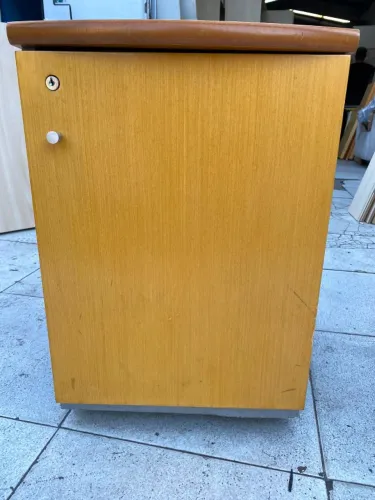 Armário Baixo 1 Porta em MDF - Com Chave e Prateleiras - Compacto - Seminovo
