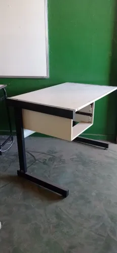 Mesa branca 95 X 60 X 75 alt. *(OBS:. não tem as gavetas)
