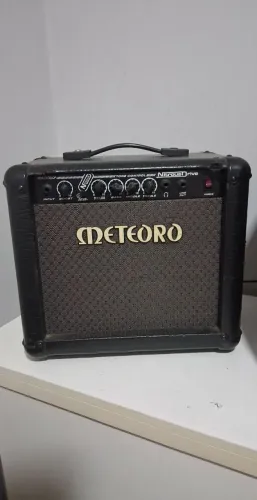 Caixa de som personalizada para quitarra.