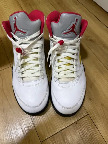 Jordan 5 fire red .