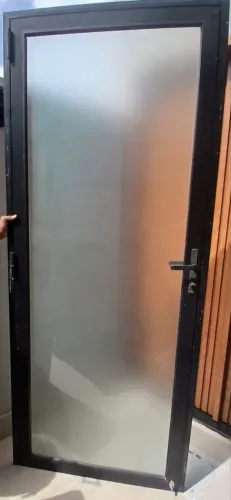 Porta de alumínio com vidro jateado