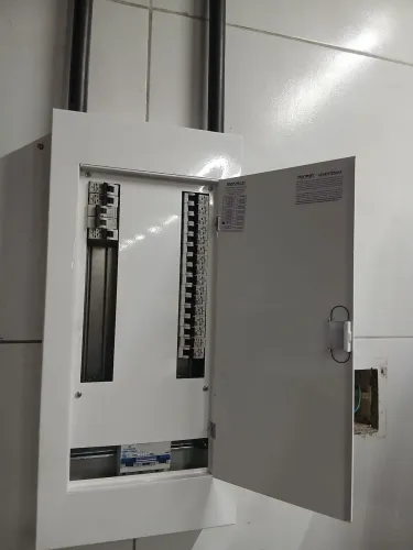 Faço serviços de elétricas