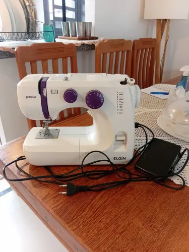 Máquina de costura da marca ELGIN. PRÁTICA. Ela é 110v mas, tem transformador. *61