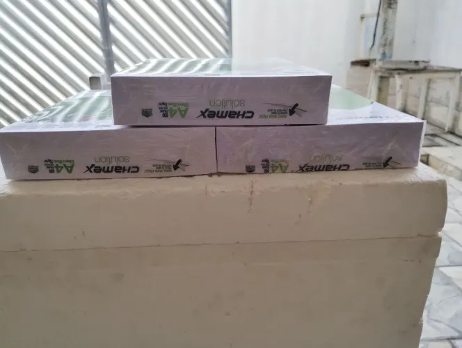 Três pacotes com 1.500 folhas