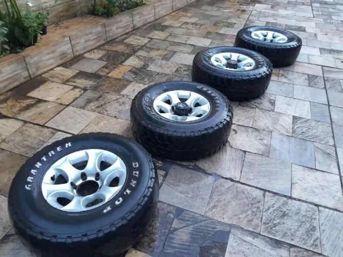 Rodas de liga para troller com pneus Dunolp 31 x 10,5 R15 em bom estado.