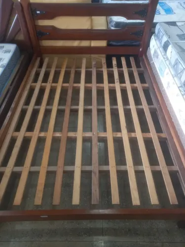 Cama de casal em madeira maciça com cabiceira