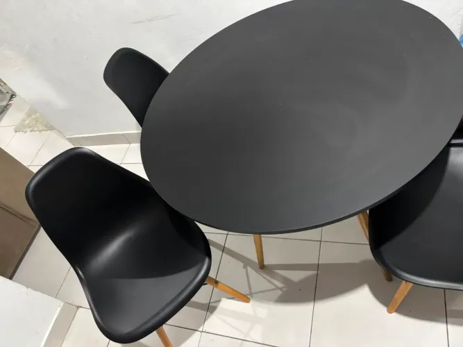 Vende-se kit de mesa com 4 cadeiras super lindas