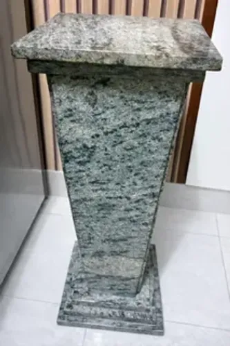 COLUNA (pedestal) EM GRANITO (altura = 64 cm)