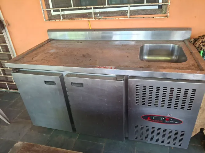 Balcão frigorifico 2 portas inox com pia, praticamente novo