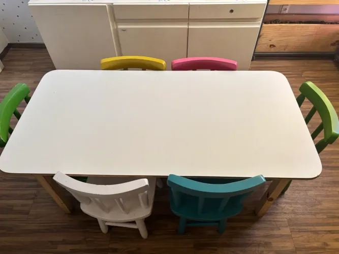 Mesa infantil 120cm com 6 cadeiras coloridas