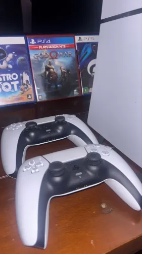 PlayStation 5 com leitor de mídia física acoplado 