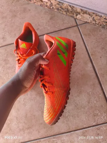 Chuteira Adidas
