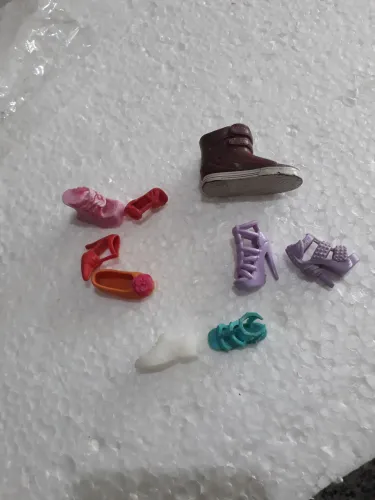 Lote de calçados para boneca barbie e ken sem pares.