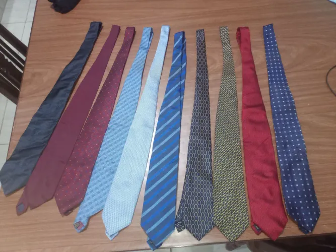 Vendo essas gravatas de marcas variadas são 10 por 150.00