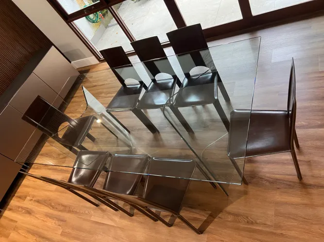 Mesa de jantar de vidro com 8 cadeiras em couro