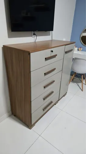 CÔMODA 5 gavetas e 1 porta 