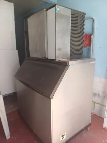 Máquina de gelo 250 quilos. Gelo em cubo e gelo em escama.