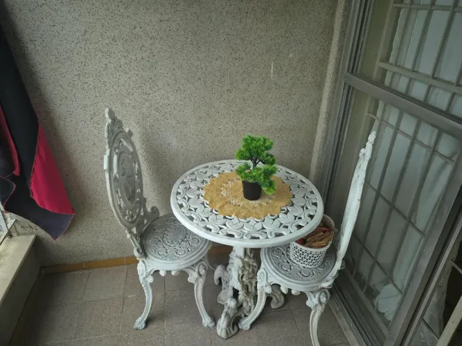 Vendo mesa de ferro fundido branca com duas cadeiras 