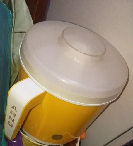 Espremedor de laranja antigo Arno funcionando 
