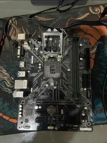 Kit Placa-Mãe Gigabyte H310M M.2 + Intel Pentium Gold G5400 (Leia a descrição)