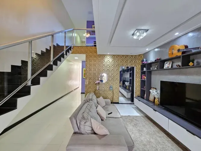 Casa c/2 pavimentos, 243m², 4/4, 2 Vgs no Bairro do Marco