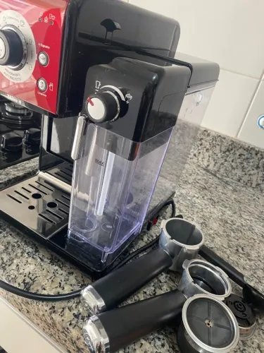 cafeteira oster Prima Latte vermelha
