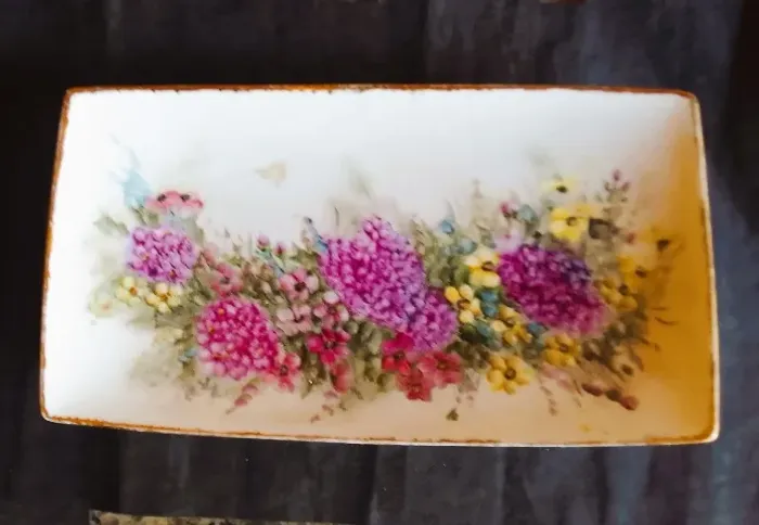 Bandeja Porcelana Schmidt anos 70 pintado a mão com motivos florais borda em ouro raridade